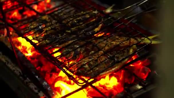 Hagyományos indonéz grillezett halételek fűszerek és gyógynövények keverékében pácolva, majd egy nagy tűz felett grillezve. Az eredmény egy ízletes és lédús hal, amely tökéletes egy kielégítő étel. - Felvétel, videó