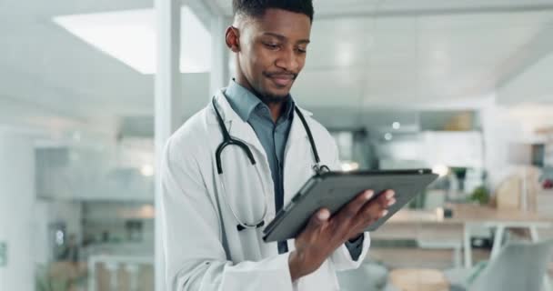 タブレット,医療および幸せな黒人男性医師は,病院でオンラインで研究または医療情報のためのインターネット上で. 現代の診療所で健康ウェブサイトやアプリにスマイル,医学,プロのタイピング. - 映像、動画
