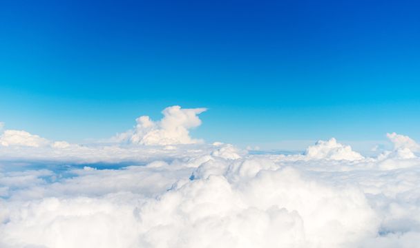 Cloudscape. Uitzicht vanuit het raam van het vliegtuig. - Foto, afbeelding