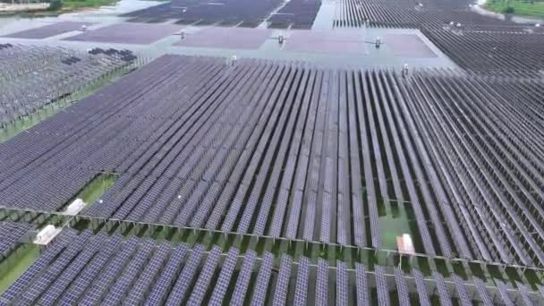 aurinkopaneelit asennettu yli järven vettä, ilmakuva - Materiaali, video