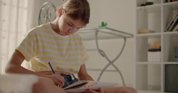 Desbloquear magia criativa: testemunhar uma flor de arte de meninas adolescentes com lápis no conforto de casa. Imagens 4k de alta qualidade - Filmagem, Vídeo
