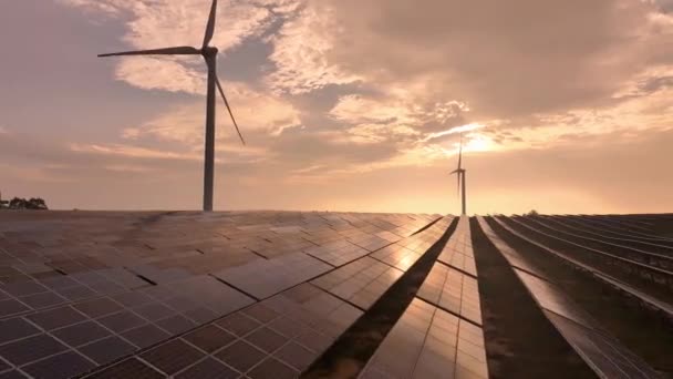 napelempanelek és szélturbinák légi naplementéje vidéken, megújuló energiaforrások - Felvétel, videó
