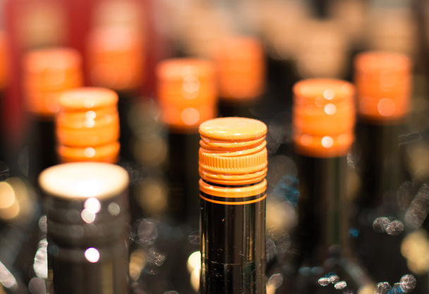 Botellas de vino en la tienda de vinos
. - Foto, imagen