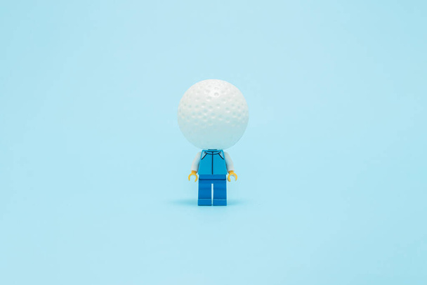 ゴルフボール付きのプラスチックブロックのおもちゃ. ブルー パステル 背景. - 写真・画像