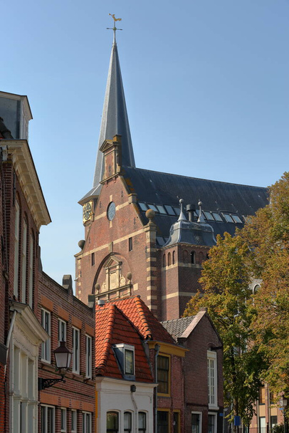 De Grote kerk gelegen aan het Kerkplein in het centrum van Hoorn, West Friesland, met historische gevels op de voorgrond - Foto, afbeelding