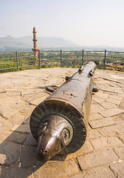 マハラシュトラのデュラマラバード砦の古代の大砲,それは14世紀に建てられました. - 写真・画像