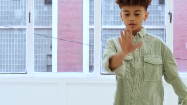 giovane ragazzo africano americano che balla in studio di danza - Filmati, video