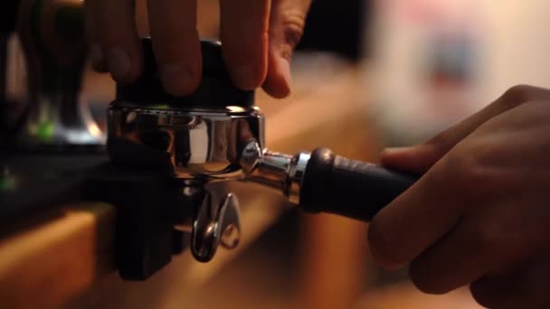 Oříznout nerozpoznatelný barista lisování kávy v portafilter s tamper při přípravě nápoje v kavárně - Záběry, video