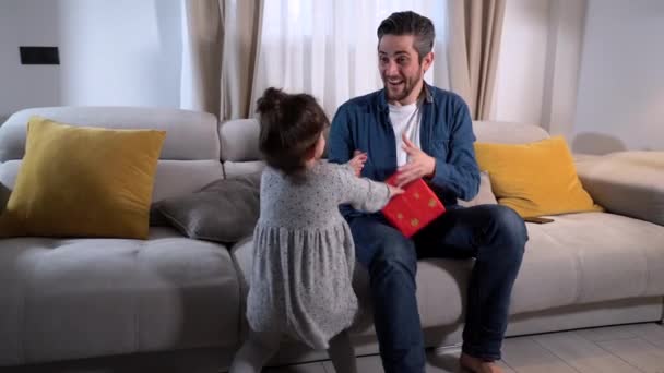 padre con niños jugando en el sofá en casa - Imágenes, Vídeo