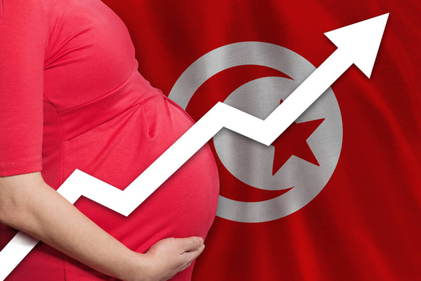 Крупним планом вагітна жінка на тлі прапора Тунісу. Рівень народжуваності збільшився - Фото, зображення