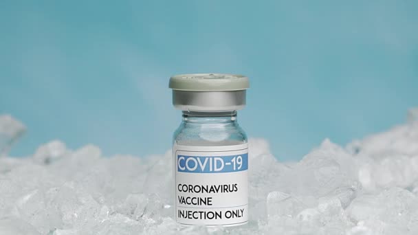 frasco de vacuna contra el coronavirus en el fondo, de cerca - Imágenes, Vídeo