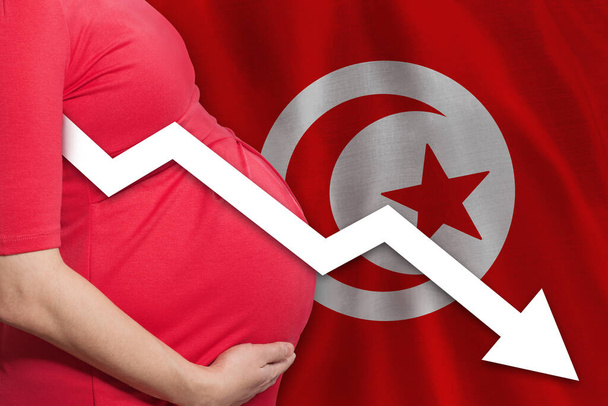 Tunísia mulher grávida na bandeira da Tunísia fundo. Queda da taxa de fertilidade na Tunísia  - Foto, Imagem