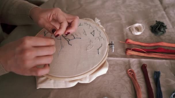 ミステリー無名の女性でカジュアル服糸針のために縫製作業しながら座ってテーブルでライトスタジオ - 映像、動画