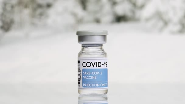 frasco de vacuna contra el coronavirus en el fondo, de cerca - Imágenes, Vídeo