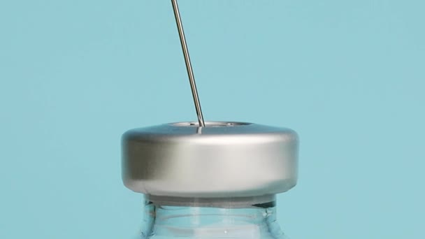  fles met injectiespuit en coronavirus vaccin op achtergrond, close-up - Video