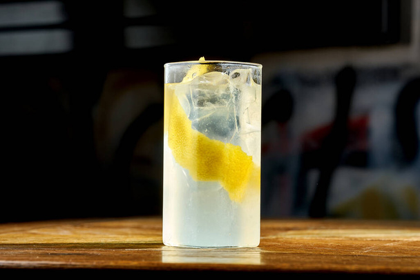 Gin and tonic cocktail with lemon in a glass. Bar menu - Zdjęcie, obraz