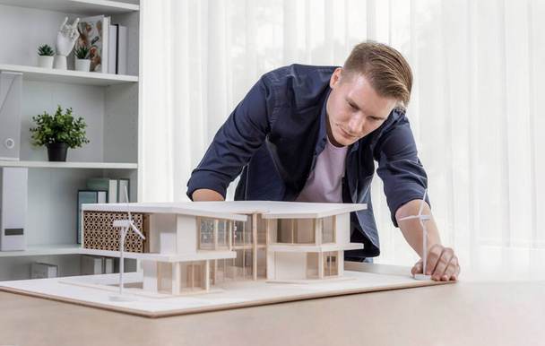 Építész tervező tanulmányok elegáns ház modell, felülvizsgálata struktúra tervezés javítása építési terv az asztalon. Kreativitás és innováció az építészetben. Iteráció - Fotó, kép