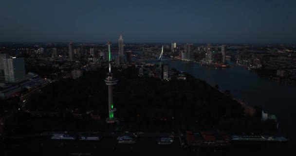 Torre de observación Euromast en Rotterdam, haciendo hincapié en sus características únicas y presencia icónica en la ciudad. Vista general nocturna del horizonte de Rotterdam. vida en la ciudad, metroplole, gran ciudad holandesa. - Metraje, vídeo