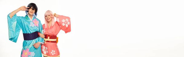 vidám anime stílus pár fényes kimonos mutatja győzelem jele fehér, vízszintes banner - Fotó, kép