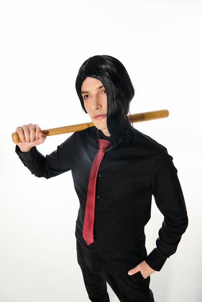 sebevědomý muž v černé paruce a červené kravaty drží baseballovou pálku a odvrací pohled na bílý, anime styl - Fotografie, Obrázek