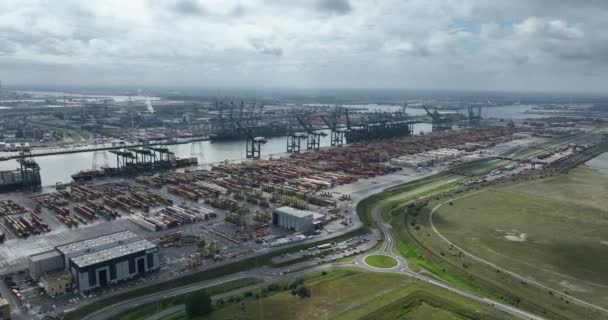 Konteynır liman lojistiği, dünya çapında büyük ölçekli mal taşımacılığı ve Avrupa 'nın en büyük limanlarından biri olan Belçika' nın Antwerp Limanı 'ndaki taşımacılık endüstrisinin insansız hava aracı görüntüsü. Havadan - Video, Çekim