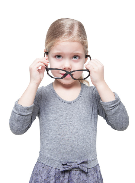 Красива маленька дівчинка в окулярах ізольована
  - Фото, зображення