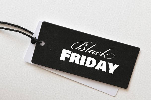 Black Friday mots écrits sur un morceau de papier. Temps pour les promotions et les ventes dans les magasins. - Photo, image