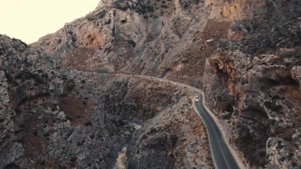 Θέα στο Κουρταλιώτικο φαράγγι της Κρήτης - πολλές πέτρες και βραχώδεις τύποι, διακεκριμένη φύση. Υψηλής ποιότητας 4k πλάνα - Πλάνα, βίντεο