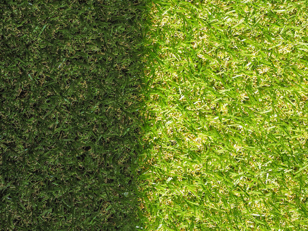 産業様式 緑の人工的な草の草の牧草の質 背景として有用 晴れたおよび影のスポット - 写真・画像
