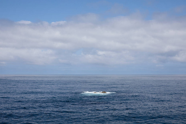 Onda solitária no Oceano Atlântico na Costa da Morte, na Galiza. Galiza - Foto, Imagem
