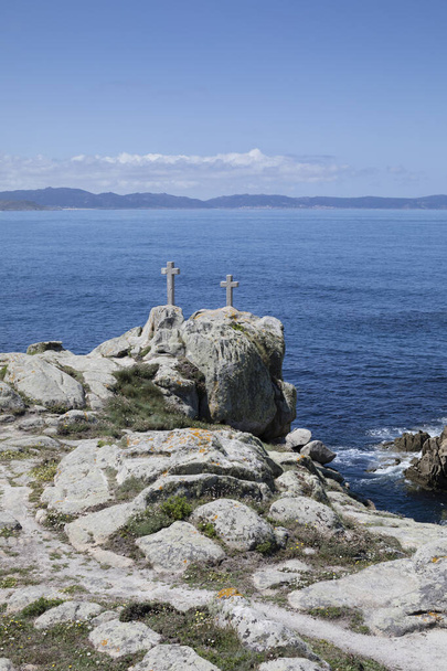 Cruzes brancas na costa de Cavo de O Roncudo e, Corme, Ponteceso. Costa da Morte. Cruzes de Os Polios.Galiza - Foto, Imagem