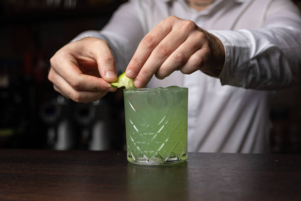 Alcoholic cocktail prepared by bartender - Φωτογραφία, εικόνα