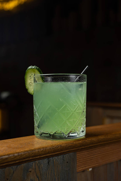 Alcoholic cocktail prepared by bartender - Foto, immagini