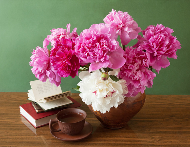 Still life with peony bloemen en boeken over artistieke achtergrond - Foto, afbeelding