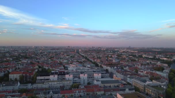 tranquilo atardecer cielo sobre la ciudad distrito de la ciudad de Berlín Steglitz Zehlendorf Alemania 2023. sobrevuelo drone 4k cinemático - Metraje, vídeo