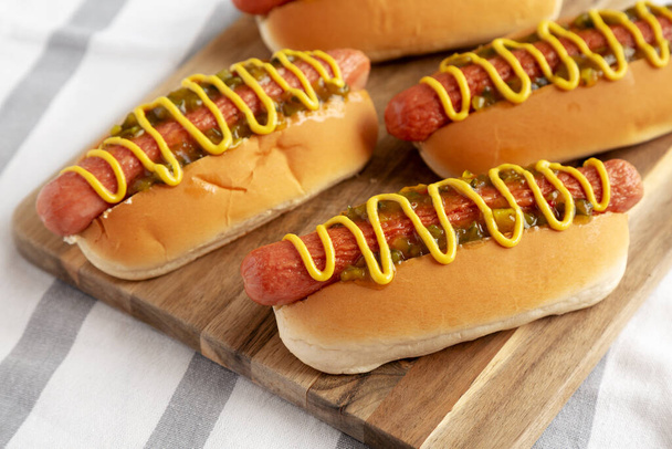 Σπιτικά Gourmet Hot Dogs με Sweet Relish και μουστάρδα, πλαϊνή άποψη. Κοντινό πλάνο. - Φωτογραφία, εικόνα