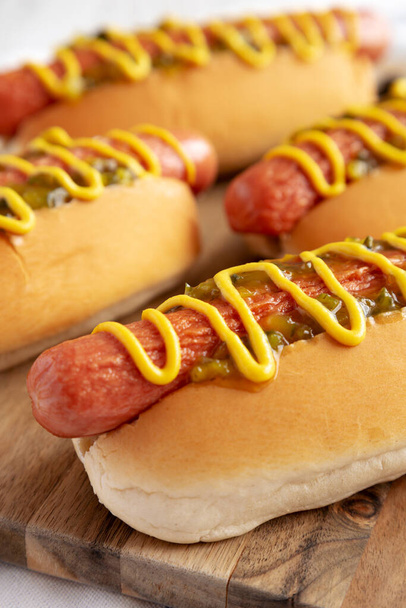 Zelfgemaakte Gourmet Hot Dogs met Sweet Relish en Mosterd, lage hoek uitzicht. Close-up. - Foto, afbeelding