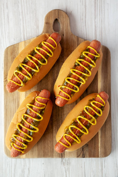 Σπιτικά Gourmet Hot Dogs με Sweet Relish και μουστάρδα, κορυφαία θέα. Επίπεδη διάταξη, από πάνω.  - Φωτογραφία, εικόνα