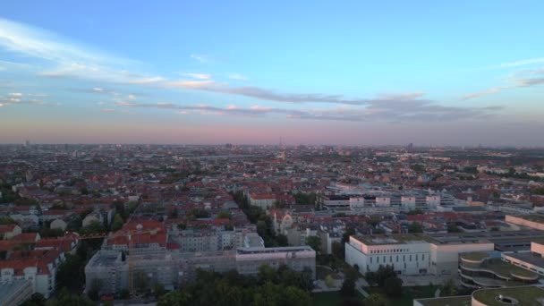 tranquilo atardecer cielo sobre la ciudad distrito de la ciudad de Berlín Steglitz Zehlendorf Alemania 2023. panorama general drone 4k cinematic - Metraje, vídeo