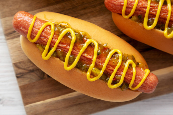 Zelfgemaakte Gourmet Hot Dogs met Sweet Relish en Mustard, bovenaanzicht. Platte vloer, boven, van boven. - Foto, afbeelding