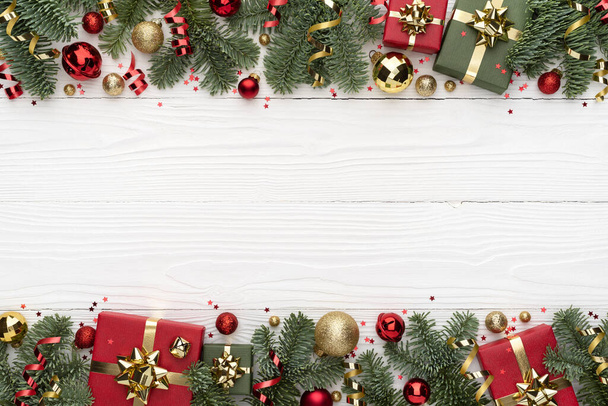 Рождественский орнамент границы на белом фоне с копировальным пространством - Фото, изображение