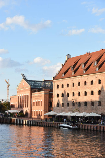 GDANSK, POLOGNE - 19 AOÛT : Canal et vieille ville à Gdansk, Pologne, comme vu le 19 août 2019. - Photo, image