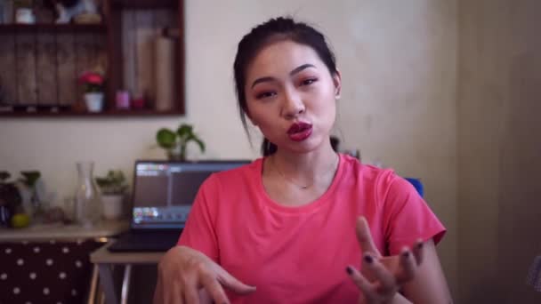 materiał filmowy piękny młody azjatycki blogger podejmowania treści - Materiał filmowy, wideo