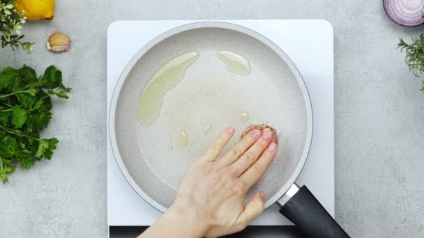 Time lapse vue du dessus de la personne de culture formant et mettant des boulettes de viande sur la poêle à frire avec de l'huile pendant la préparation du déjeuner dans la cuisine à la maison - Séquence, vidéo