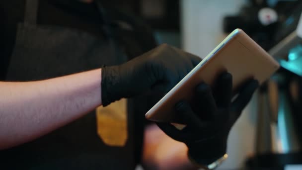 primer plano de manos baristas profesionales utilizando tableta digital en la cafetería - Imágenes, Vídeo