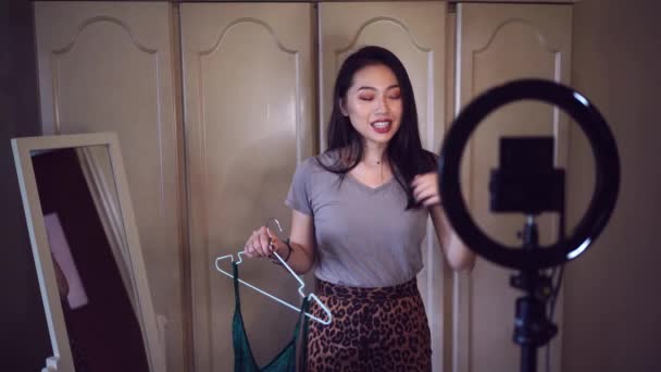Filmmaterial von schönen jungen asiatischen Blogger macht Inhalte - Filmmaterial, Video