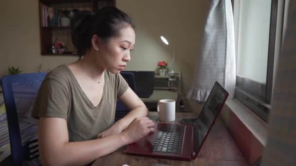 Nő dolgozik a nappalijában a lakásában - Felvétel, videó