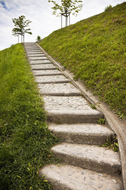 Escalera que conduce a las murallas de Lucca (Toscana, Italia)) - Foto, imagen