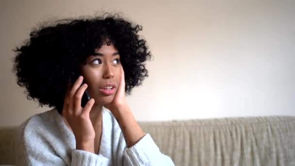 Όμορφη γυναίκα μιλάει στο τηλέφωνο - Πλάνα, βίντεο