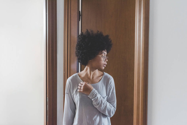 Молодая смешанная раса женщина в помещении с видом - Фото, изображение